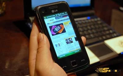 GM730 là di động Windows Mobile đầu tiên của LG chính thức bán tại VN. Ảnh: Quốc Huy.