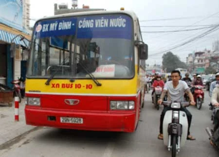 Một phụ nữ bị xe buýt cán nát tay ảnh 1 Một phụ nữ bị xe buýt cán nát tay ảnh 1