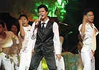 Quang Dũng trong đêm nhạc Love story, một live show được thực hiện nhờ có tài trợ.