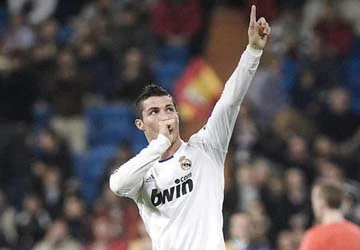 C. Ronaldo ghi 60 bàn sau 61 trận ảnh 1