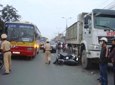 Cô gái may mắn thoát chết trong gầm xe tải ảnh 1