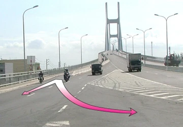 Điểm rẽ nguy hiểm dưới chân cầu Phú Mỹ ảnh 1