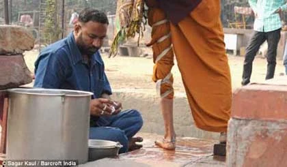 Xếp hàng dài để được rạch chân, tay ảnh 5 Xếp hàng dài để được rạch chân, tay ảnh 5