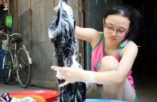 Cô thí sinh giặt quần áo thuê ảnh 1
