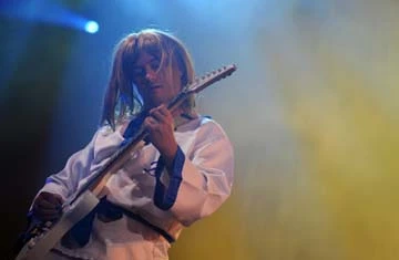 Tim Johnson (vai Bjorn), guitar.