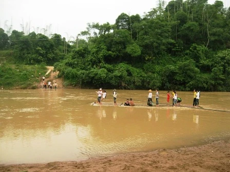 Thanh Hóa: Cược mạng sống qua sông tìm chữ ảnh 1