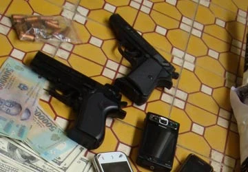 Hưng vườn điều xài súng để thị uy ảnh 1