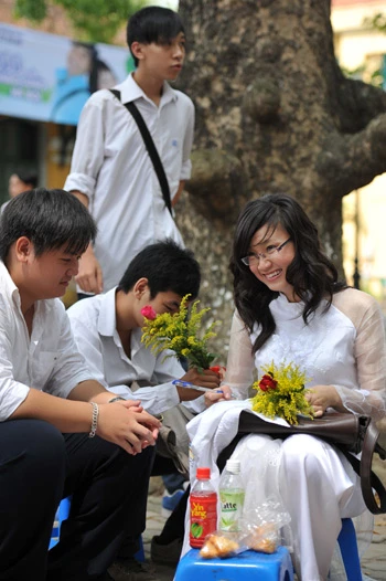 Nữ sinh lưu luyến chia tay tuổi học trò ảnh 4 Nữ sinh lưu luyến chia tay tuổi học trò ảnh 4