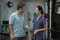 Quyền Linh (vai Thông), Trịnh Kim Chi (vai Hương) trong phim Một ngày không có em. Ảnh: Lasta.