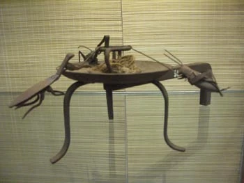 Đèn dầu hình con cào cào của vùng sông nước Nam Bộ. Đèn dầu hình con cào cào của vùng sông nước Nam Bộ.