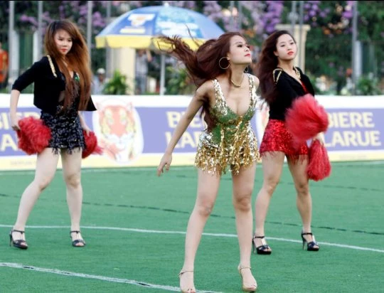 Hoàng Thùy Linh thiêu đốt sân bóng "phủi" ảnh 1