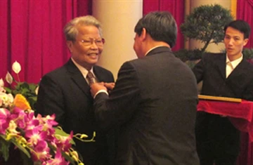 Trao huy hiệu 50 năm tuổi Đảng cho nguyên Chủ tịch nước Trần Đức Lương ảnh 1