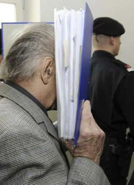 Ông Josef Fritzl che mặt khi ra tòa - Ảnh: Reuters