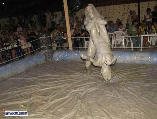 Ngắm những cô nàng xinh đẹp "vật lộn" trong... bùn lầy ảnh 4