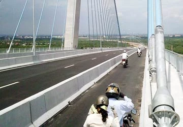 Thu phí xe máy qua cầu Phú Mỹ: Bộ GTVT bảo được, Bộ Tài chính nói không ảnh 1 Thu phí xe máy qua cầu Phú Mỹ: Bộ GTVT bảo được, Bộ Tài chính nói không ảnh 1