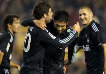 Higuain và Garay giải cứu Real tại Mestalla ảnh 1