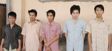 Từ trái qua: Châu, Thành, Cường (Cu Trắng), Toàn, Sang đang bị tạm giam. Ảnh: HOÀNG TUYẾT