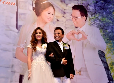 Hoài Linh mặc áo dài dự đám cưới Hồng Tơ ảnh 1