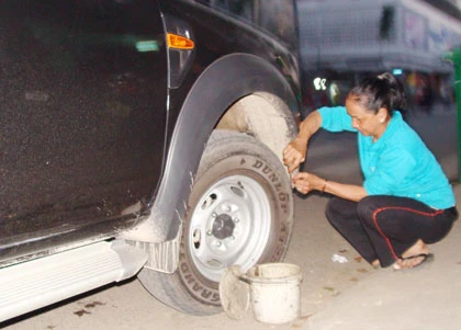 Bà Trà vá lốp ảnh 1