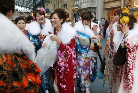 Thiếu nữ Nhật Bản dự lễ trưởng thành dưới mưa tuyết ảnh 1