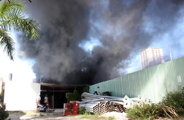 Cháy lớn trong khuôn viên siêu thị Big C Thăng Long ảnh 2