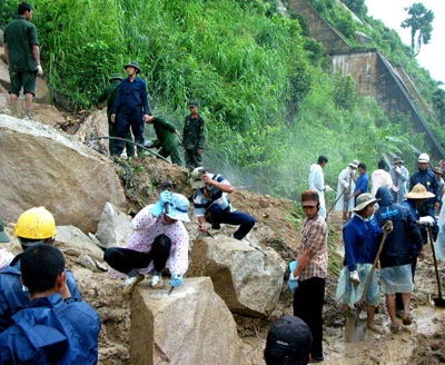 Mưa to tại hai tỉnh Phú Yên, Khánh Hòa làm đường sắt Bắc- Nam tê liệt ảnh 4 Mưa to tại hai tỉnh Phú Yên, Khánh Hòa làm đường sắt Bắc- Nam tê liệt ảnh 4