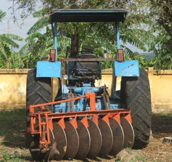 Máy cày bị tạm giữ tại Hạt kiểm lâm Hàm Thuận Nam.