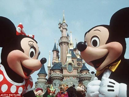 Mừng tốt nghiệp, hoàng tử phóng tay gần 20 triệu USD ảnh 1