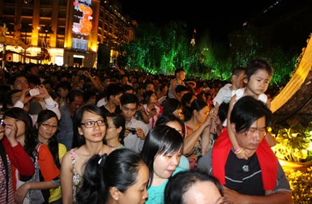 Chen lấn trên đường hoa Nguyễn Huệ ảnh 2