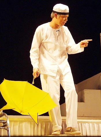 Thái Hòa trong vai ông Sửu, vở "Ngôi nhà hoang". Ảnh: Anh Vân