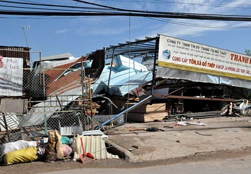 Gió lốc làm hư hại gần 60 căn nhà ảnh 1 Gió lốc làm hư hại gần 60 căn nhà ảnh 1