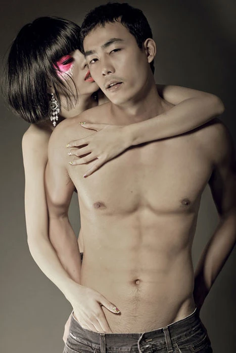 Sao Việt: Hễ sướng lên là... khỏa thân? ảnh 1