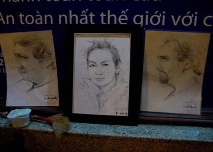 Thiếu nữ cụt tay vẽ tranh đêm ở Sài Gòn ảnh 2