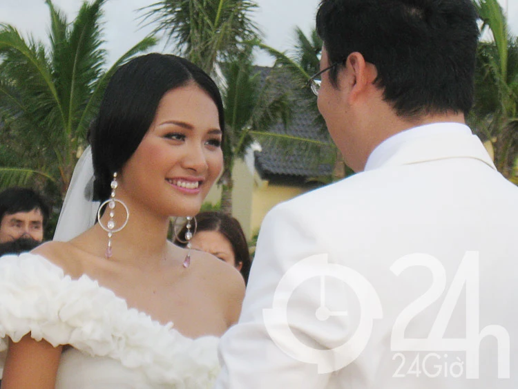 Lộ ảnh đám cưới như mơ của Hương Giang ảnh 4 Lộ ảnh đám cưới như mơ của Hương Giang ảnh 4