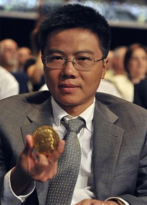 Giáo sư Ngô Bảo Châu và Huy chương Fields. Ảnh: AFP.