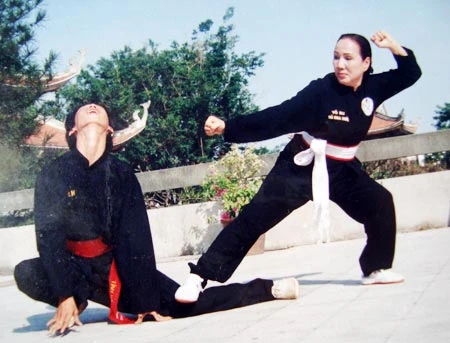 Nữ võ sư gác roi mài bút ảnh 1