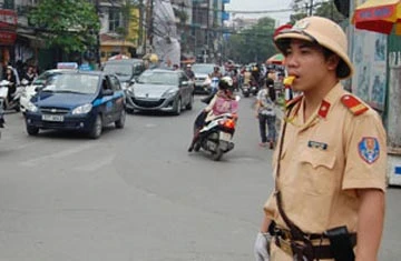 Thay đổi mũ đội của CSGT khi làm nhiệm vụ ảnh 1