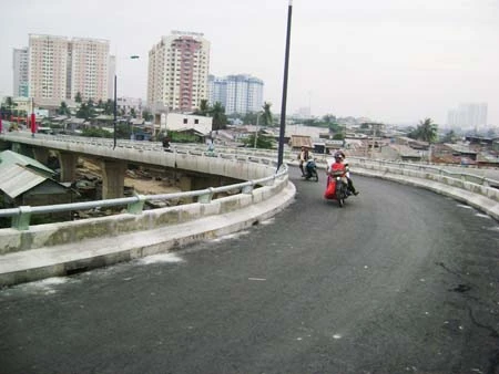 Nhánh cầu Nguyễn Văn Cừ nối quận 4 với 1 và 5 thông xe sáng nay