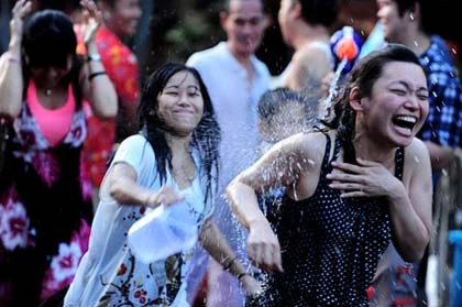Tưng bừng Tết té nước ở Thái Lan ảnh 4