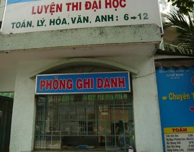 Hầu hết các phòng ghi danh luyện thi đều… vắng lặng. Ảnh Đ.T