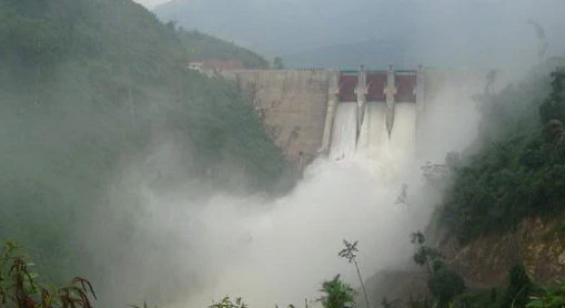 Hồ chứa nước thuỷ điện A Vương xả lũ