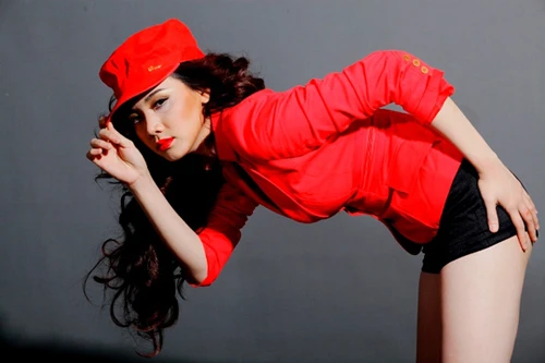 Trang Nhung nóng bỏng cùng sắc đỏ ảnh 2