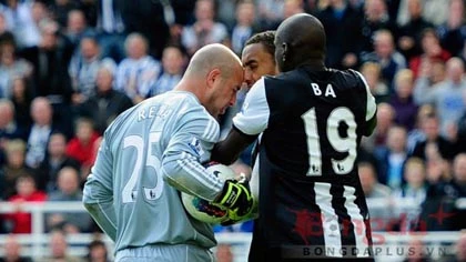 Kenny Dalglish mắng Reina bị điên ảnh 1