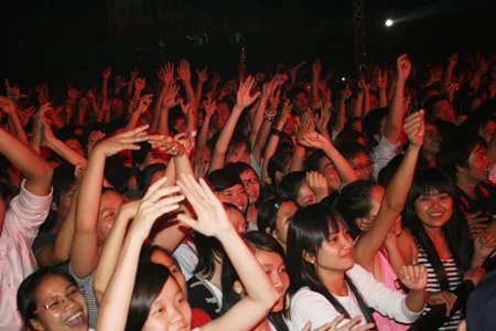 Ban nhạc The Click Five "hâm nóng" sân vận động Quân khu 7 ảnh 9 Ban nhạc The Click Five "hâm nóng" sân vận động Quân khu 7 ảnh 9