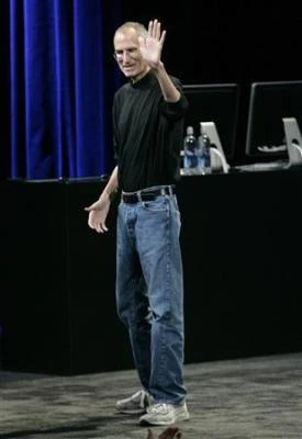 Steve Jobs thật giản dị với quần jean và áo phông đen quen thuộc.