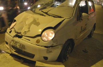 Taxi "điên" đụng liên hoàn, bé 8 tháng tuổi văng khỏi xe máy ảnh 1