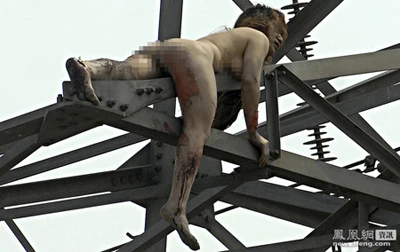 Thót tim giải cứu cô gái "nude" trên cột điện cao thế ảnh 1 Thót tim giải cứu cô gái "nude" trên cột điện cao thế ảnh 1