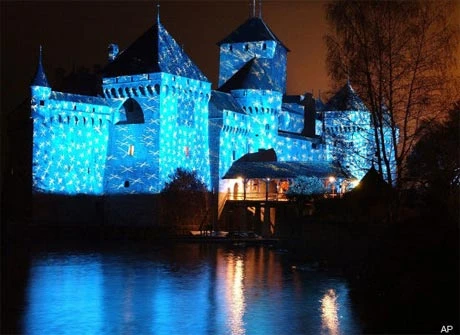 Lâu đài Chillon ở Thụy Sĩ, nằm trên hồ Leman, là một quần thể bao gồm 100 tòa nhà riêng biệt liên kết với nhau qua thời gian. Ảnh: AP.