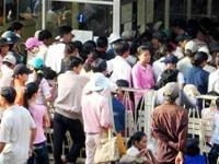 Đông đảo bệnh nhân chờ đăng ký khám chữa bệnh theo bảo hiểm y tế tại Bệnh viện Ung bướu TP.HCM - Ảnh: N.C.T.