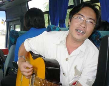 Nhạc sĩ Tuấn Nghĩa: “Nghe đồn lính hát hay lắm! Phải tranh thủ tập văn nghệ trên xe để tối nay hát mới cạnh tranh được...”. 